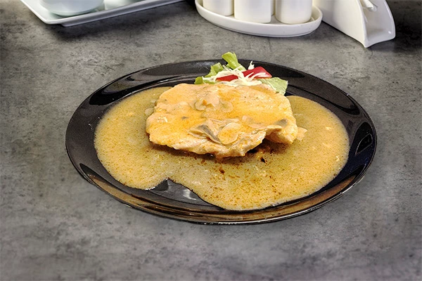 SVINJSKI KOTLET S GLJIVAMA